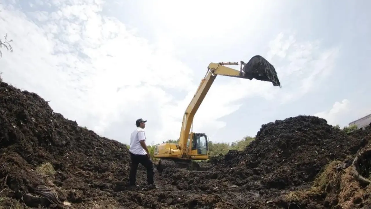 Proses normalisasi sungai Kalilo Banyuwangi untuk mengantisipasi banjir (Istimewa)