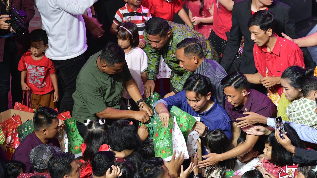 Gibran Sapa Jemaat Natal di GBI Solo, Bawa Pesan Prabowo hingga Bagi-Bagi Hadiah