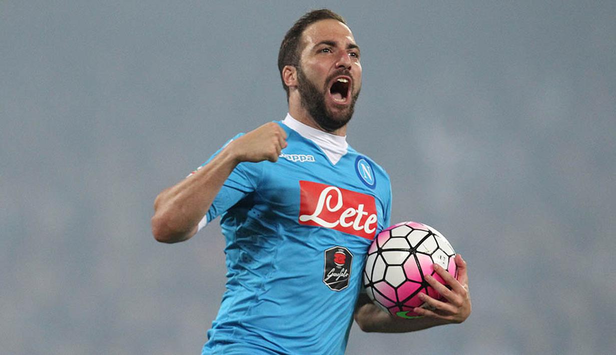 3. Gonzalo Higuain, Napoli sudah menolak ketertarikan Juventus untuk mendatangkan bomber Argentina ini. Keadaan itu menurut Mirror membuat peluang Arsenal untuk mendapatkan semakin terbuka karena tidak ada pesaing. (AFP/Carlo Hermann)