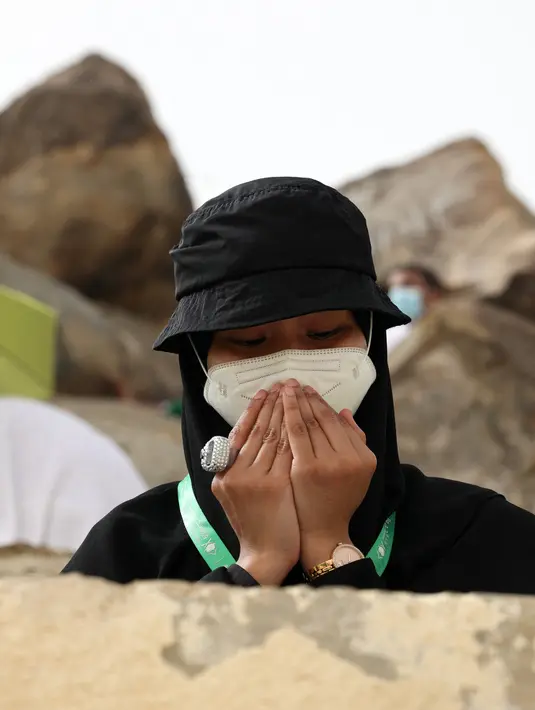 Jemaah haji memanjatkan doa saat menunaikan prosesi wukuf di Padang Arafah, tenggara Kota Suci Mekah, Arab Saudi, Senin (19/7/2021). Wukuf di Padang Arafah dua tahun terakhir berada dalam pembatasan karena pandemi corona virus COVID-19. (FAYEZ NURELDINE/AFP)
