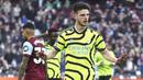 Pemain Arsenal, Declan Rice, menahan diri untuk tidak berselebrasi setelah mencetak gol ke gawang West Ham United dalam duel pekan ke-24 Premier League 2023/2024 di Stadion London, Minggu (11/2/2024). The Gunners menang setengah lusin tanpa balas atas tuan rumah. (AP Photo/Ian Walton)