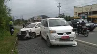 Dua unit kendaraan roda empat mengalami kecelakaan lalulintas (lakalantas) di ruas jalinsum Ogan Ilir Sumsel (Liputan6.com / Nefri Inge)