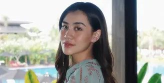 Aaliyah Massaid tengah berlibur ke Bali bersama keluarga kecilnya. Outfit pertama, ia tampil dengan gaya resortnya. [@aaliyah.massaid]