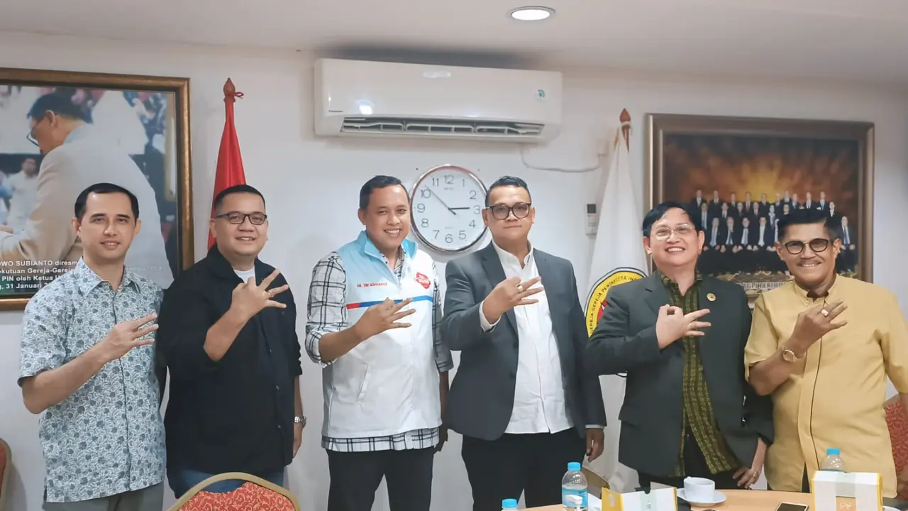 Ketua Umum PGPI Jason Balompapueng bersama Calon Wali Kota Bekasi Tri Adhianto.