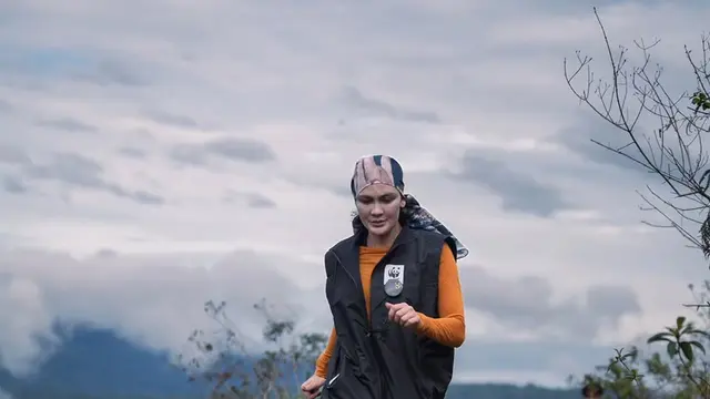 Gaya Maskulin Luna Maya Tinjau Lokasi Bencana di Aceh, Naik Motor Trail hingga Makan Durian