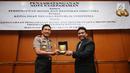 Kabaharkam Polri, Komjen Pol Putut Eko Bayuseno (kiri) bersama Ketua Umum PHRI, Hariyadi B.S.S bertukar cenderamata usai menandatangani MoU di Jakarta, Kamis, (20/7). MoU tentang Pengamanan Hotel dan Restoran. (Liputan6.com/Helmi Fithriansyah)