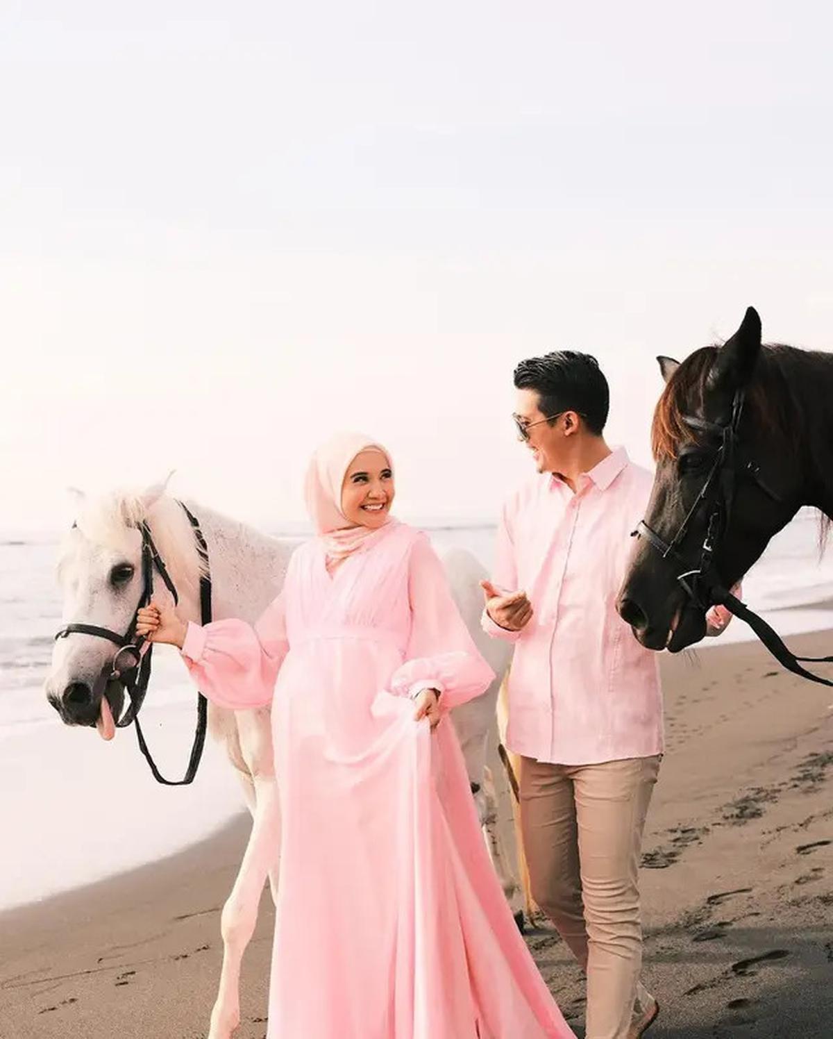 Hamil Anak Kedua, Ini 6 Potret Zaskia Sungkar dan Irwansyah Pakai Baju Couple