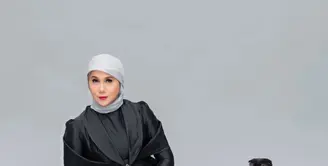 Aktris senior Marini Zumarnis kembali tunjukkan pesona bintangnya saat photoshoot bareng anabul. [@marinizumarnisreal]