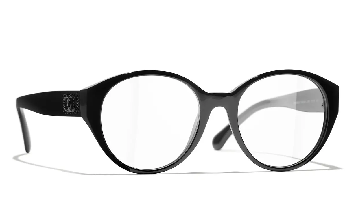 Variasi pada kacamata logam melengkapi koleksi kali ini, dikhususkan untuk tema cahaya, fokus pada garis halus strass dan dihadirkan sebagai sunglasses dan kacamata optik. Foto: Document/Chanel.