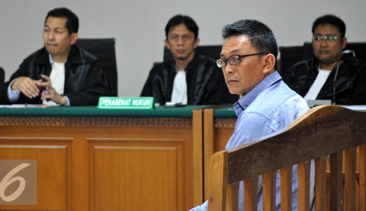 Ajudan Fuad Amin, Abdul Rouf menjalani sidang pembacaan dakwaan di Pengadilan Tipikor, Jakarta Kamis, 23/7/2015). Rouf diduga melakukan korupsi terkait kasus suap jual beli pasokan gas alam untuk pembangkit listrik. (Liputan6.com/Yoppy Renato)