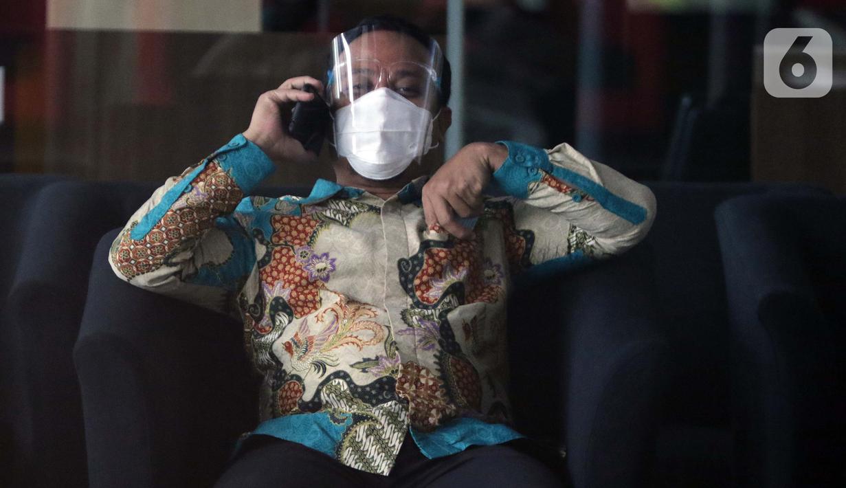 Plt Gubernur Sulawesi Selatan, Andi Sudirman Sulaiman usai menjalani pemeriksaan di gedung Merah Putih KPK, Jakarta, Rabu (2/6/2021). Andi S Sulaiman diperiksa sebagai saksi terkait dugaan suap perizinan dan pembangunan infrastruktur di Pemprov Sulsel 2020-2021. (Liputan6.com/Helmi Fithriansyah)