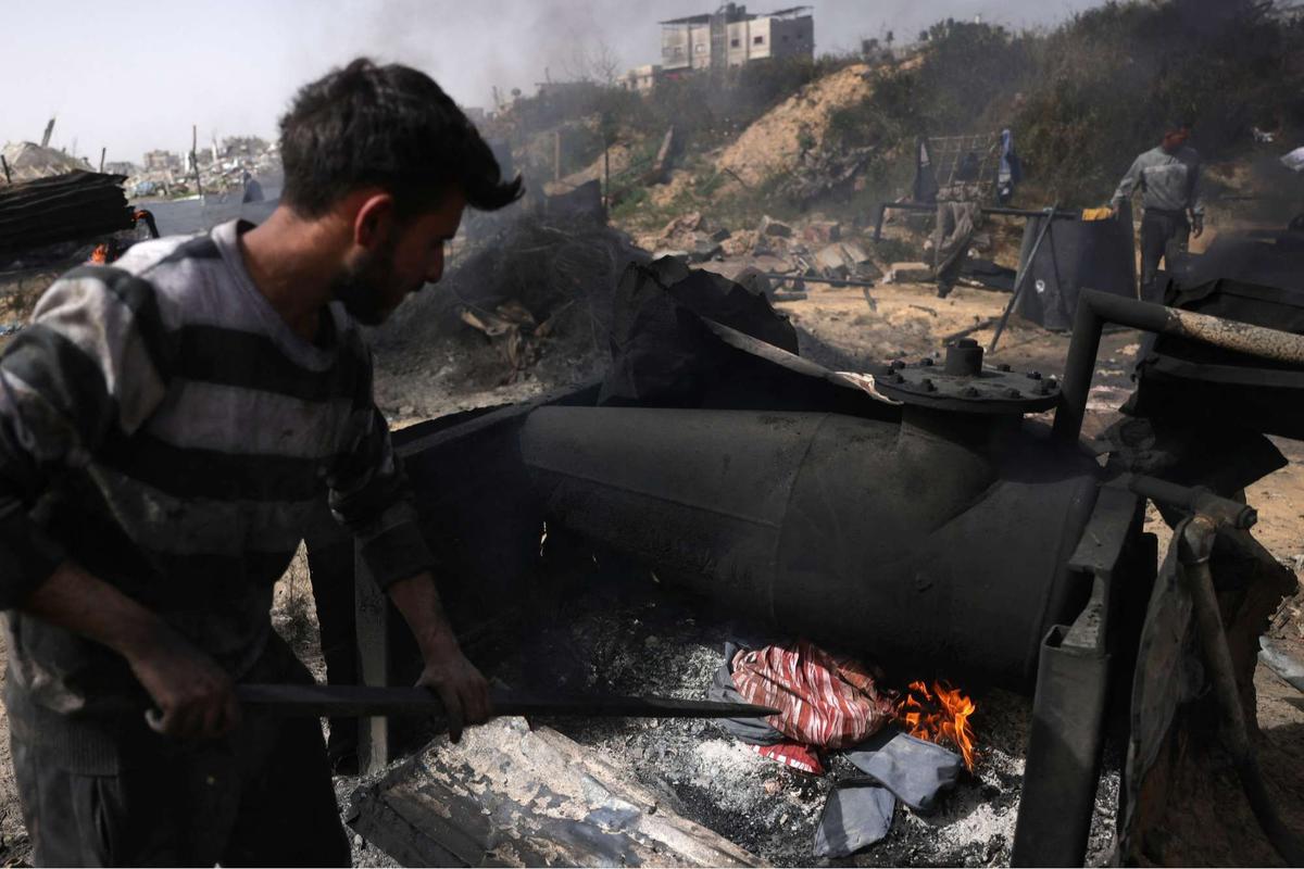 Warga Jalur Gaza Ubah Sampah Plastik Jadi Bahan Bakar