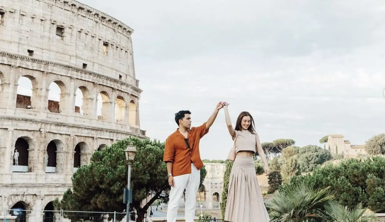 Aksen crop top dan dress berhasil tampilkan gaya memikat. Nuansa one tone color sajikan elegansi gaya yang begitu sempurna. [Foto: Instagram/ Aaliyah Massaid]