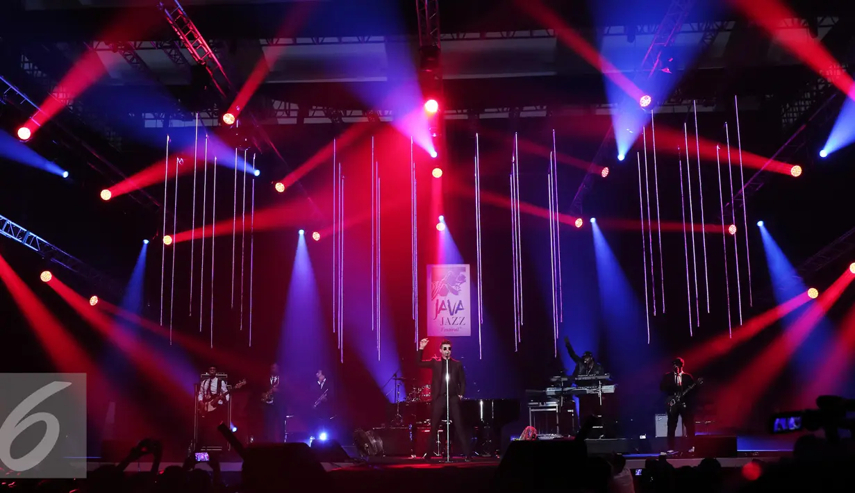 Aksi Panggung Robin Thicke Penyanyi asal Amerika Serikat saat menghibur penonton Java Jazz Festival (JJF) 2016, Jakarta, Jumat (4/3). Robin Thicke menghibur para pencinta Jazz dengan lagu kondangnya yakni Lost Without You. (Liputan6.com/Angga Yuniar)