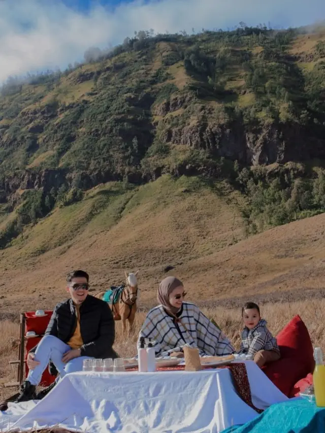 Zaskia Sungkar, Irwansyah, dan Ukkayasa berwisata ke Gunung Bromo. (Foto: Instagram Stories/rizkydown)