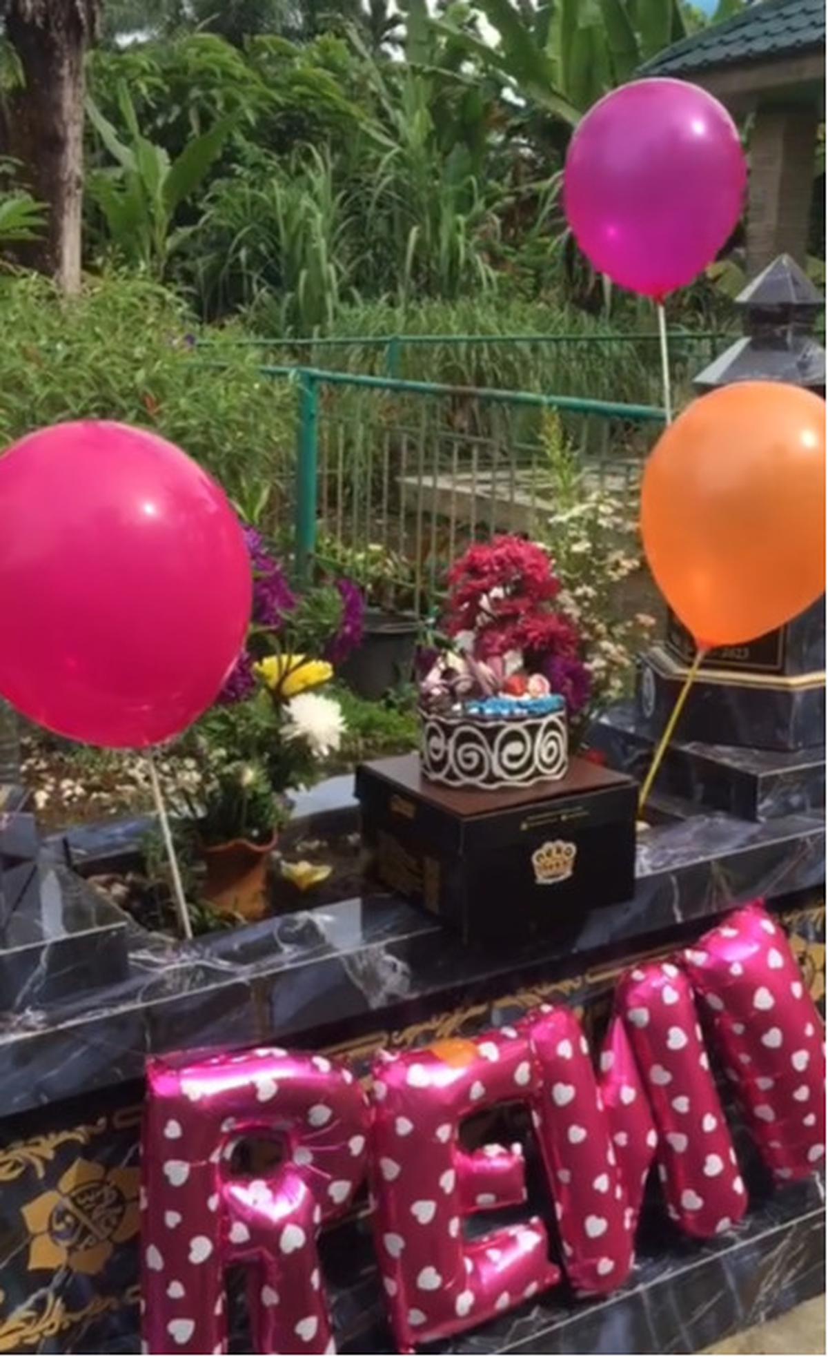 Viral Momen Orang Tua Rayakan Ulang Tahun Anaknya yang Sudah Meninggal, Kuburan di Hiasi Balon hingga Kue Ultah