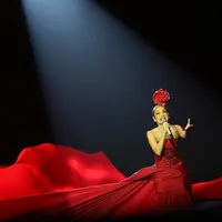 Suasana haru terlihat saat membawakan lagu Bunda. BCL menahan haru mengetahui buah hatinya ikut mengeluarkan air mata. Terlihat dari layar LED besar di panggung. Ia menghentikan sejenak lantas menyapa Noah putranya. (Bambang E. Ros/Bintang.com)