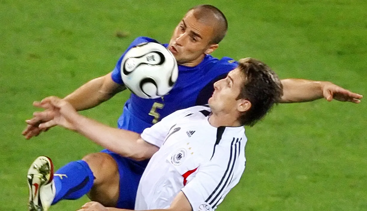 Bek berkepala plontos itu tak bisa dipungkiri adalah salah satu pilar utama keberhasila Timnas Italia meraih titel Juara Piala Dunia 2006. (AFP/Valery Hache)