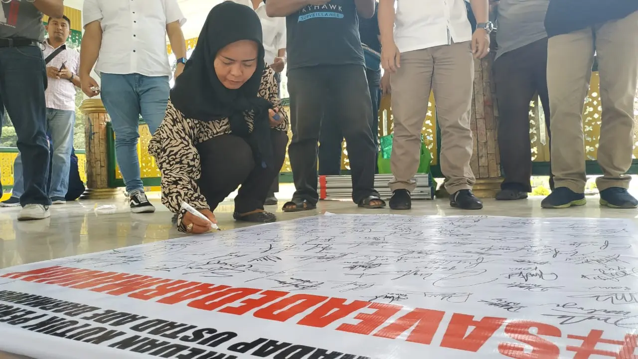 Warga bubuhkan tanda tangan dukungan untuk ustaz Ade Darmawan (Istimewa)