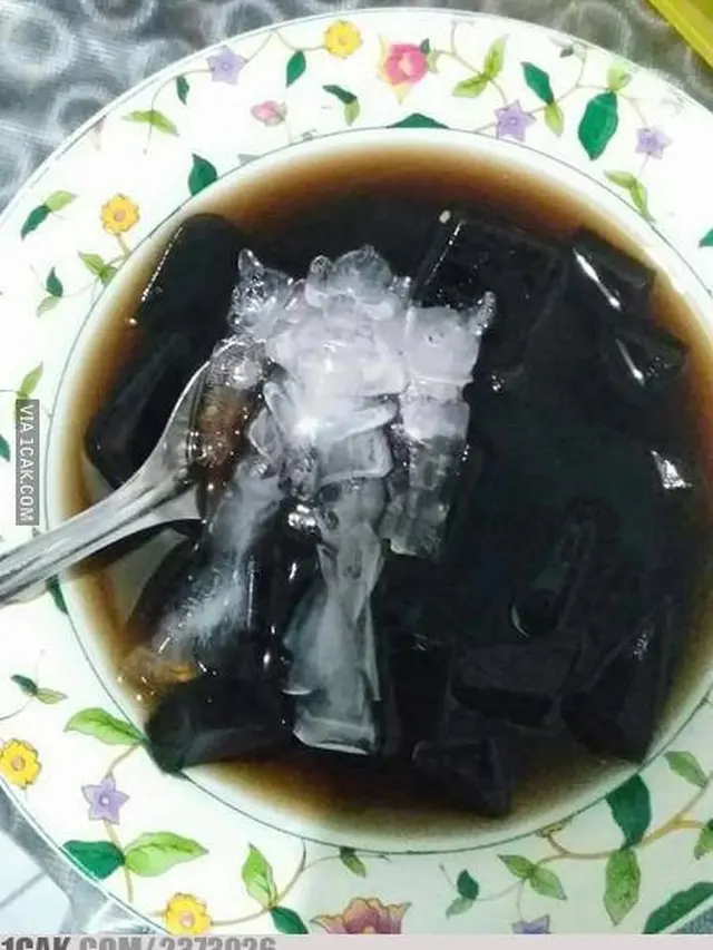 6 Potret Absurd Orang Jual Es Batu Ini Bikin Tepuk Jidat