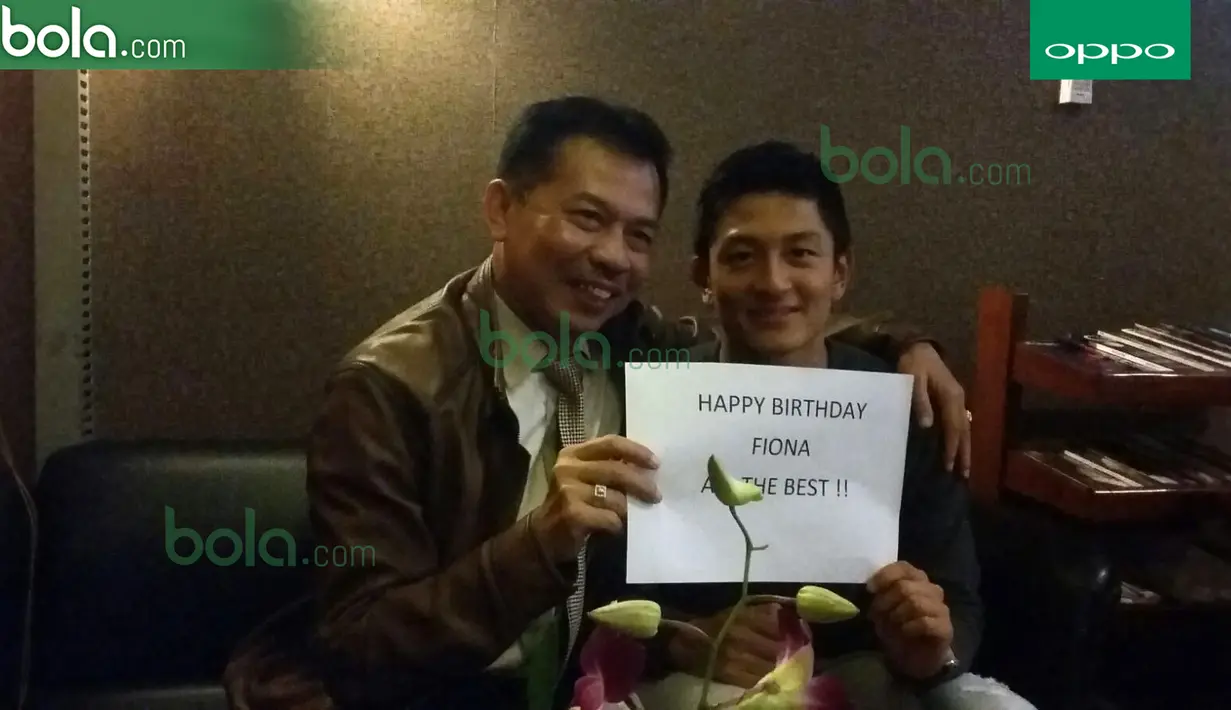 Pebalap Manor Racing asal Indonesia, Rio Haryanto, berfoto bersama seorang penggemar di lounge Bandara Soekarno-Hatta, Tangerang, Banten, Senin (14/3/2016) sebelum berangkat menuju Melbourne, Australia. (Bola.com/Yus Mei Sawitri)
