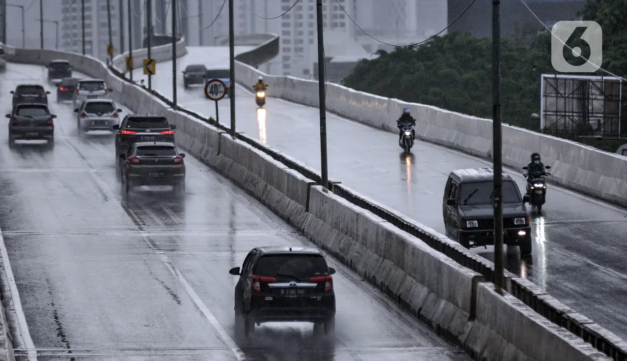 Sejumlah pengendara sepeda motor menerobos Jalan Layang Non Tol (JLNT) Casablanca saat hujan, Jakarta, Minggu (20/12/2020). Aksi nekat para pengendara sepeda motor tersebut dapat mengancam keselamatan diri serta pengguna jalan lain. (merdeka.com/Iqbal S. Nugroho)