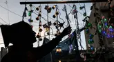Seorang wanita berbelanja lampu hias dan lentera di sebuah toko di Deir al-Balah di pusat Kota Gaza, saat umat Islam bersiap merayakan bulan puasa Ramadhan pada 3 Maret 2024. (Foto: AFP)