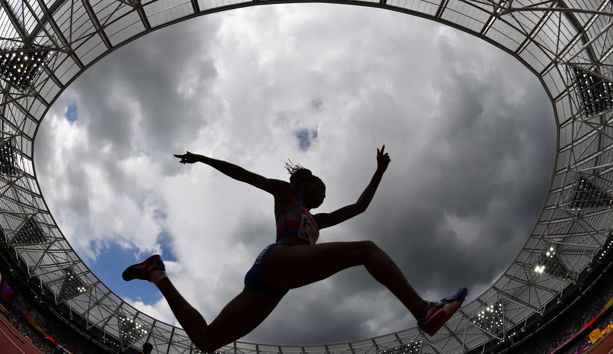 Aksi pelari asal Kuba, Liadagmis Povea saat berlaga pada cabang Lompat Jangkit wanita IAAF World Championships 2017  di London Stadium, London, (5/8/2017). (AFP/Andrej Isakovic)