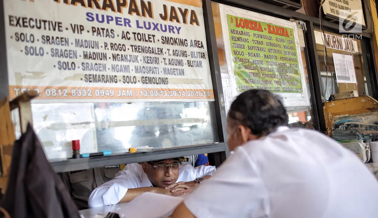 Menhub Budi Karya Sumadi berbincang dengan petugas loket saat meninjau kesiapan arus balik Lebaran di Terminal Kampung Rambutan, Jakarta, Selasa (19/6). (Liputan6.com/Faizal Fanani)