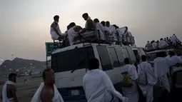 Sebagian umat  muslim menggunakan bus saat melakukan perjalanan ibadah haji di luar kota suci Mekah, Rabu (23/9/2015). (REUTERS/Ahmad Masood)