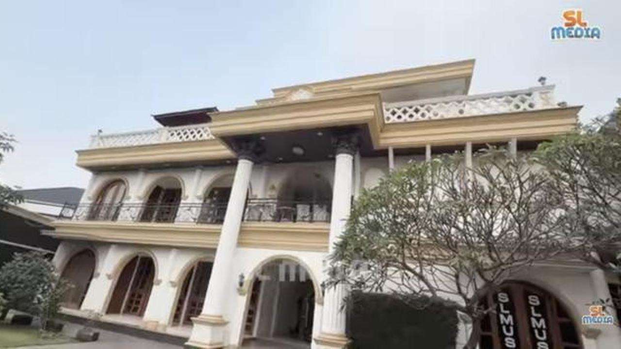 8 Potret Fasad Depan Rumah Sule: Megah, Elegan dan Penuh Karakter