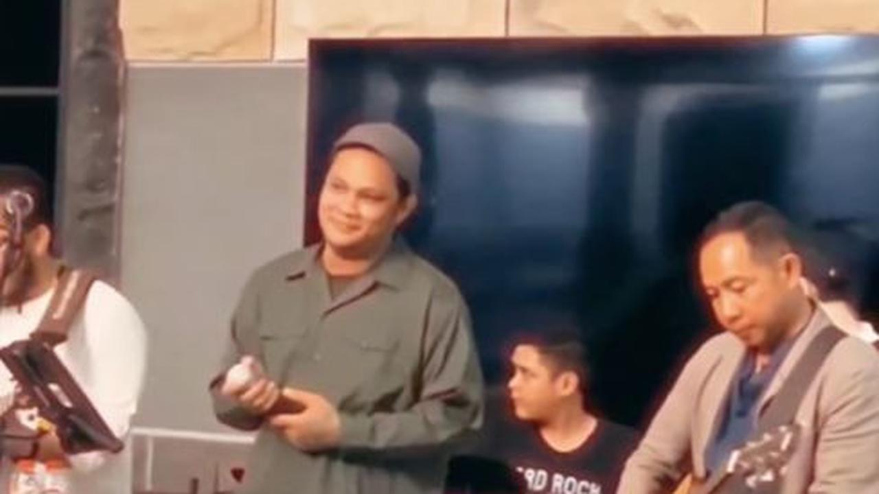 Momen Asyik Panglima TNI Main Gitar dan Putranya Gebuk Drum, Iringi Virgoun Nyanyi jadi Sorotan