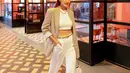 Tampil chic, Andi Annisa padukan crop top dan celana putih dengan blazer cokelat [@andiannsyah]