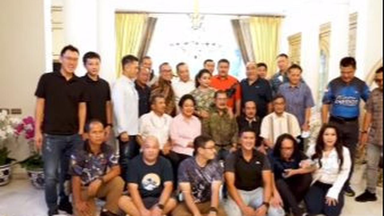 Di penghujung momen, Titiek, Mayangsari, beserta Bambang lantas berfoto bersama.