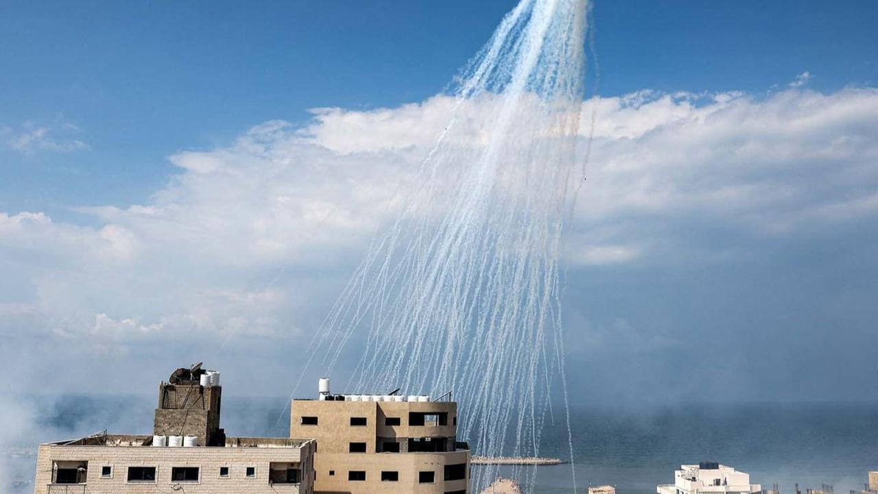 Seorang pewarta foto AFP, Mohammed Abed mengabadikan salah satu serangan Israel yang jatuh di dekat pelabuhan Jalur Gaza, Palestina, pada 11 Oktober 2023. Dalam serangan itu terlihat asap putih yang semburat dan jatuh di antara permukiman penduduk.