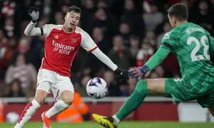 Penjaga gawang Chelsea Djordje Petrovic, kanan, melakukan penyelamatan di depan pemain Arsenal Gabriel Martinelli saat pertandingan sepak bola Liga Premier Inggris antara Arsenal dan Chelsea di Emirates Stadium di London, Selasa, 23 April 2024. (AP Photo/Kin Cheung)
