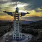 Pemandangan patung raksasa Yesus baru yang sedang dibangun di Encantado, negara bagian Rio Grande do Sul, Brasil, pada 9 April 2021. Patung "Christ the Protector" tersebut dikaim akan lebih tinggi daripada patung ikonik Kristus Penebus yang menghadap ke Rio de Janeiro. (SILVIO AVILA/AFP)