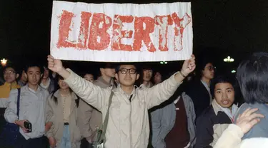 22 April 1989, Mahasiswa membentangkan slogan kebebasan saat melakukan aksi unjuk rasa di Lapangan Tiananmen, Tiongkok. (AFP PHOTO/CATHERINE Henriette)