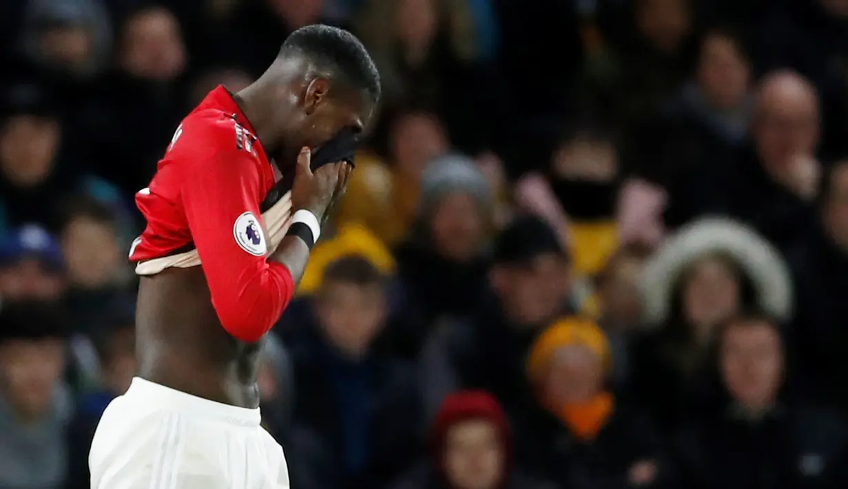 Pemain Manchester United Paul Pogba terlihat sedih setelah kalah dari Wolverhampton Wanderers pada laga pekan ke-33 Liga Inggris di Stadion Molineux, Wolverhampton, Inggris, Selasa (2/4). (Reuters/Andrew Boyers)