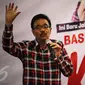 Cawagub DKI Jakarta, Djarot Saiful Hidayat berbagi pengalaman dengan warga di Rumah Lembang, Jakarta, Selasa (22/11). Djarot menggantikan Basuki  Tjahaja Purnama (Ahok) dalam menerima aduan dan dukungan warga serta pendukung. (Liputan6.com/Faizal Fanani)