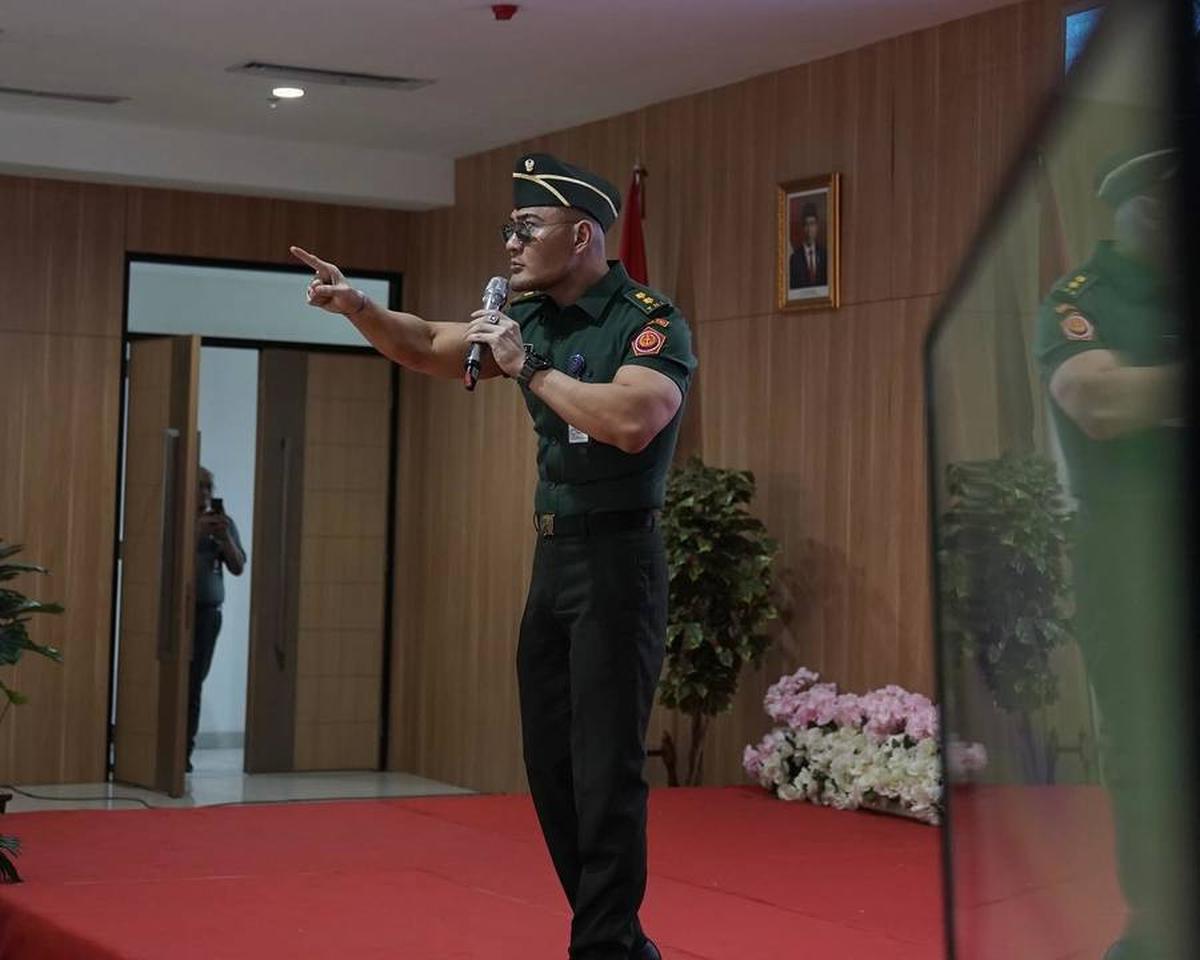 Deddy mengungkapkan bahwa dia tidak dibayar saat melaksanakan tugas tentang bela negara. Bahkan tunjangan jabatan menjadi seorang dengan gelar tituler pun tak sampai sejuta.