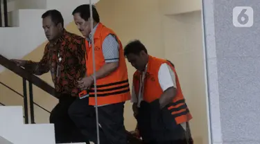 Ketua Komisi III DPRD Provinsi Jambi dari Fraksi Partai Demokrat Zainal Abidin dan Direktur Pemasaran PTPN III (Persero) sekaligus merangkap Komisaris Utama PT KPBN, I Kadek Kertha Laksana bersiap menjalani pemeriksaan di Gedung KPK, Jakarta, Senin (28/10/2019). (merdeka.com/Dwi Narwoko)