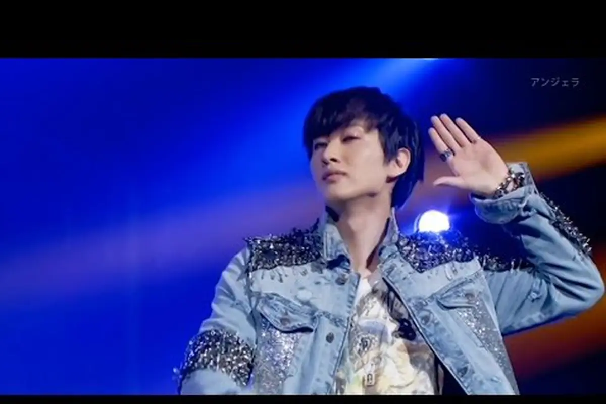 Meme Lucu Saat Eunhyuk Jatuh di Atas Panggung Beredar Luas