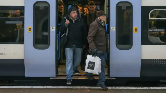Pemadaman listrik menyebabkan kekacauan komuter di London pada jam sibuk