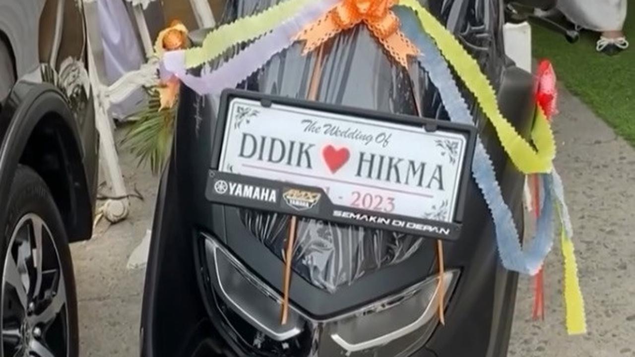 Tak hanya mobil mewah berwarna hitam, sebuah motor NMAX juga telah disiapkan Didik untuk meminang pujaan hatinya. Terlihat tanggal pernikahan 17-11-2023 jadi plat nomor motor tersebut.