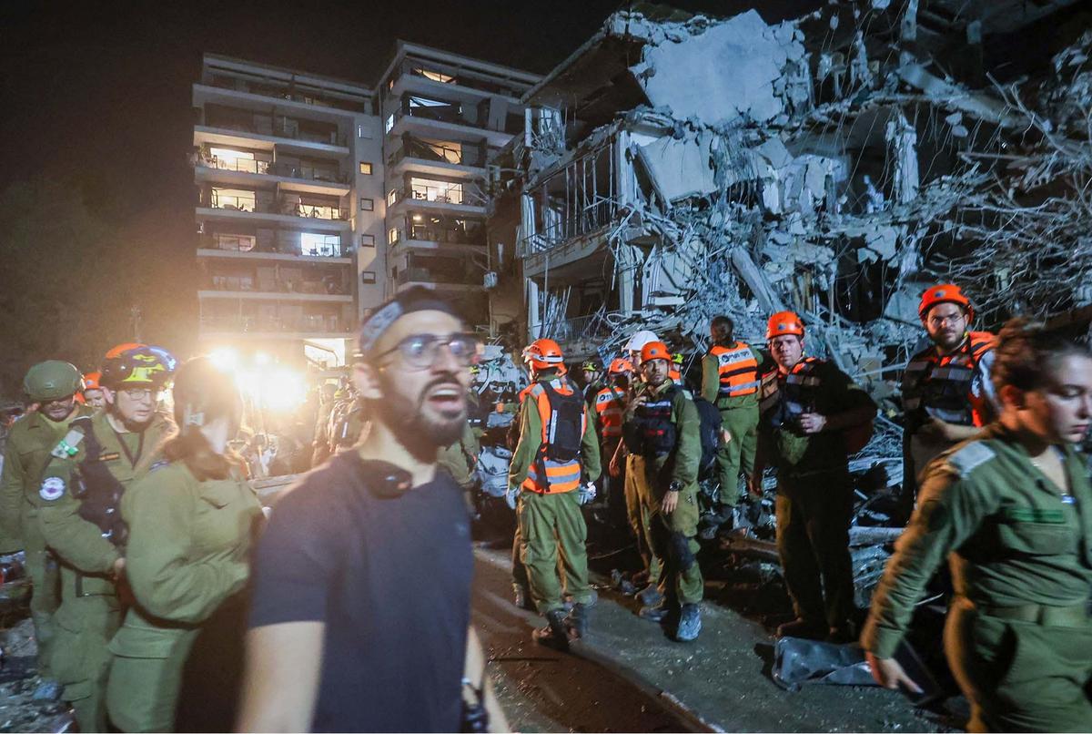 FOTO: Pembalasan Iran, Rudal Balistik Memorakporandakan Kompleks Bangunan di Kota Tel Aviv Israel