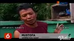 Satu dari dua mobil offroad yang terseret arus sungai di Kali Asem kaki Gunung Semeru, Lumajang, pada Senin pagi (16/11) masih tertahan. Ridho bersama rekannya berniat mencuci mobil dan tiba-tiba arus air di Kali Asem menjadi deras.