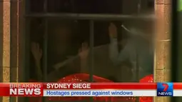 Potongan gambar video yang menggambarkan situasi penyanderaan yang terjadi di kafe Lindt di Sydney, Australia (15/12/2014). Puluhan sandera terperangkap di dalam kafe Lindt, Sydney, Australia. (REUTERS/Reuters TV via Seven Network/Courtesy Seven Network)