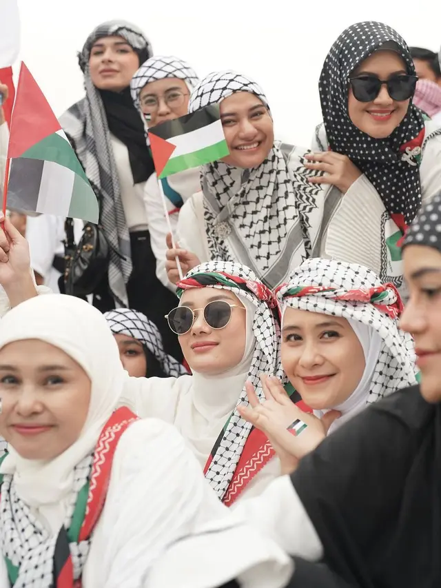 9 Potret Artis Turun ke Jalan Ikut Aksi Bela Palestina di Monas, Banjir Pujian