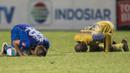 Pemain Persib, Tantan, dan pemain Barito Putera, Hansamu Yama, melakukan sujud usai laga TSC 2016 di Stadion Pakansari, Bogor, Jawa Barat, Sabtu (13/8/2016). Persib menang 2-0 atas Barito Putera. (Bola.com/Vitalis Yogi Trisna)
